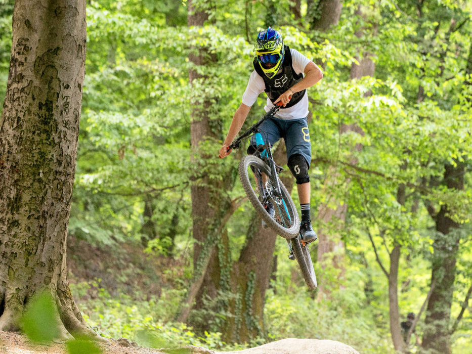 Ambitionierter Mountain Biker während eines Sprungs. - CALVENDO Foto-Puzzle'