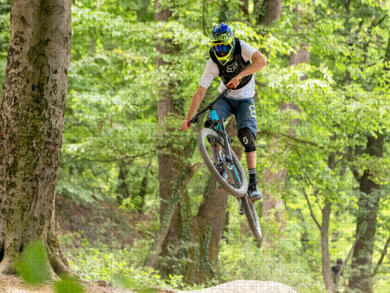 Ambitionierter Mountain Biker während eines Sprungs. - CALVENDO Foto-Puzzle'