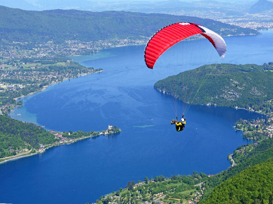 Paragleiter über dem See Lac d'Annecy. - CALVENDO Foto-Puzzle'