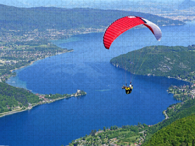 Paragleiter über dem See Lac d'Annecy. - CALVENDO Foto-Puzzle'