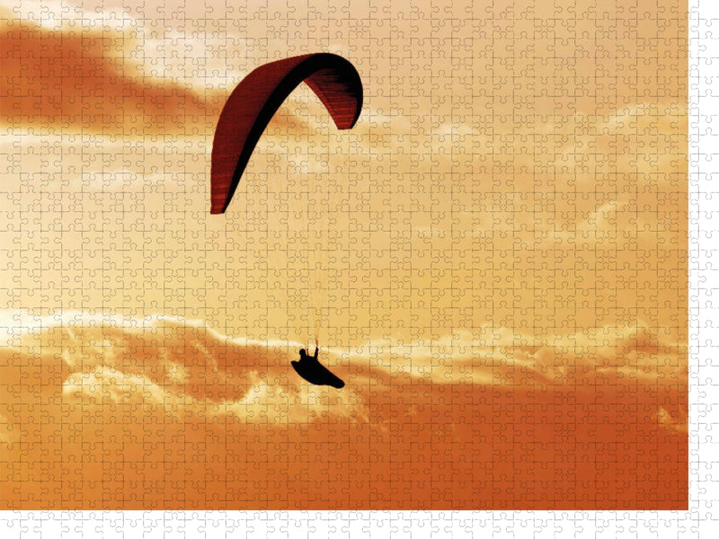 Paragliding im warmen Licht der untergehenden Sonne. - CALVENDO Foto-Puzzle'