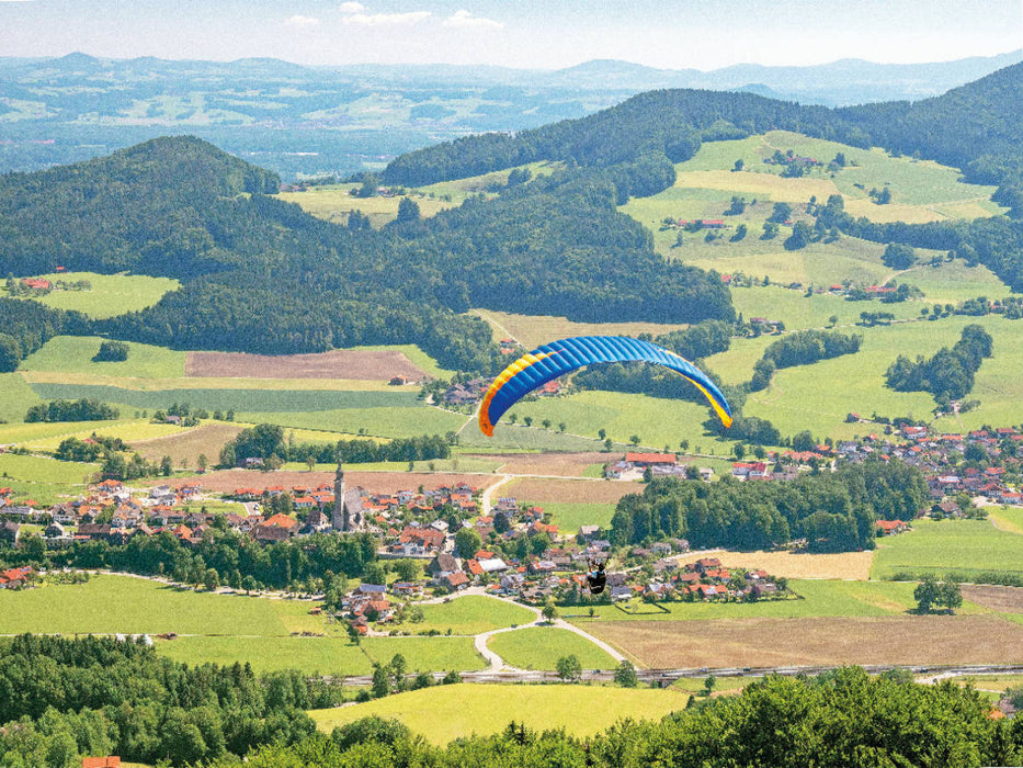 Paragliding bei schönstem Sonnenschein im Rupertiwinkel. - CALVENDO Foto-Puzzle'