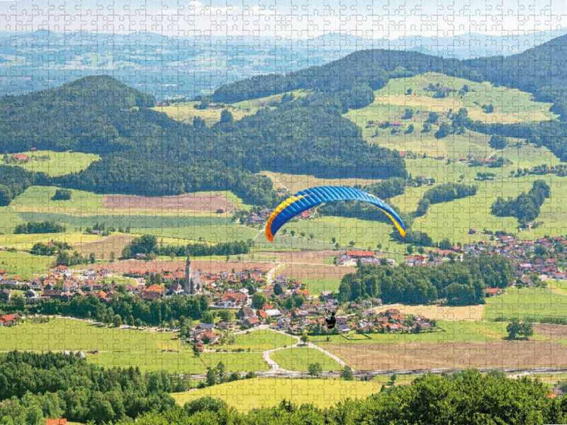 Paragliding bei schönstem Sonnenschein im Rupertiwinkel. - CALVENDO Foto-Puzzle'
