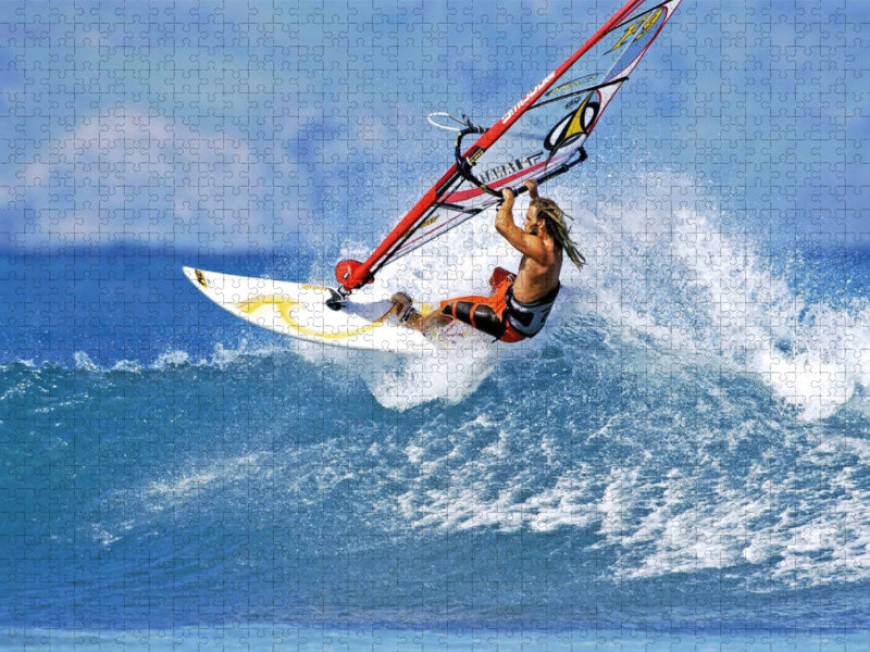 Athletischer Windsurfer dreht das Board auf dem Wellenkamm. - CALVENDO Foto-Puzzle'
