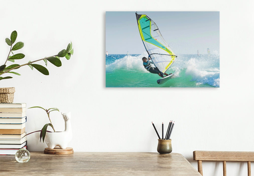 Premium Textil-Leinwand Premium Textil-Leinwand 120 cm x 80 cm quer Sportliche junge Windsurferin in der schäumenden Welle.