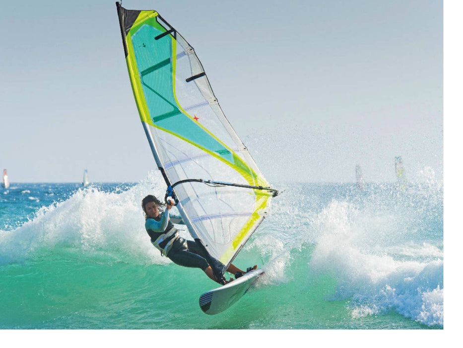 Sportliche junge Windsurferin in der schäumenden Welle. - CALVENDO Foto-Puzzle'
