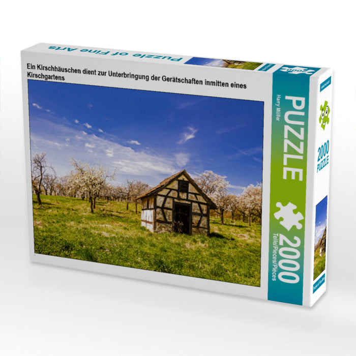 Ein Kirschhäuschen dient zur Unterbringung der Gerätschaften inmitten eines Kirschgartens 2000 Teile Puzzle quer - CALVENDO Foto-Puzzle'
