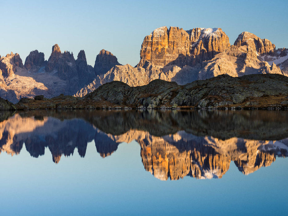 Die Gipfel der Brenta Dolomiten spiegeln sich perfekt im Lago Nero. - CALVENDO Foto-Puzzle'