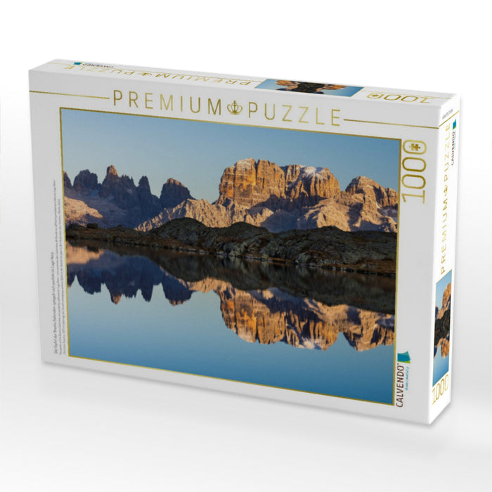 Die Gipfel der Brenta Dolomiten spiegeln sich perfekt im Lago Nero. - CALVENDO Foto-Puzzle'