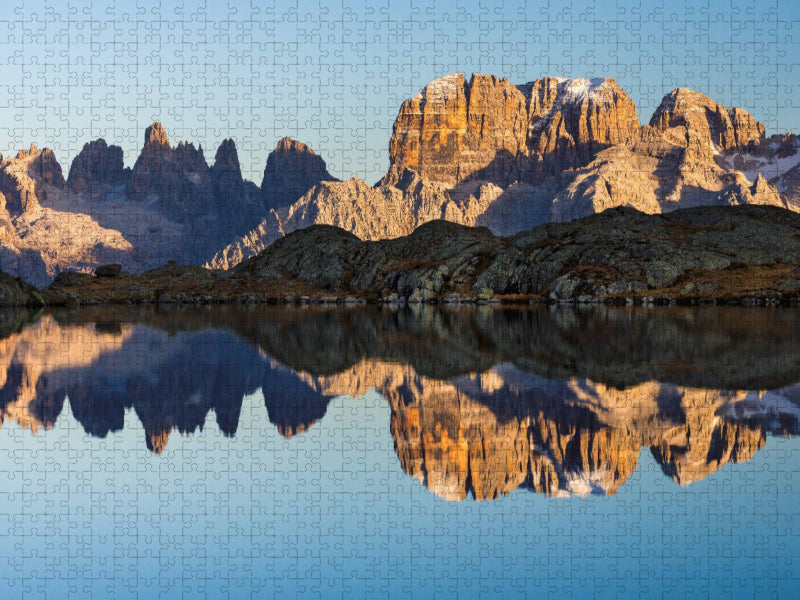 Die Gipfel der Brenta Dolomiten spiegeln sich perfekt im Lago Nero. - CALVENDO Foto-Puzzle'