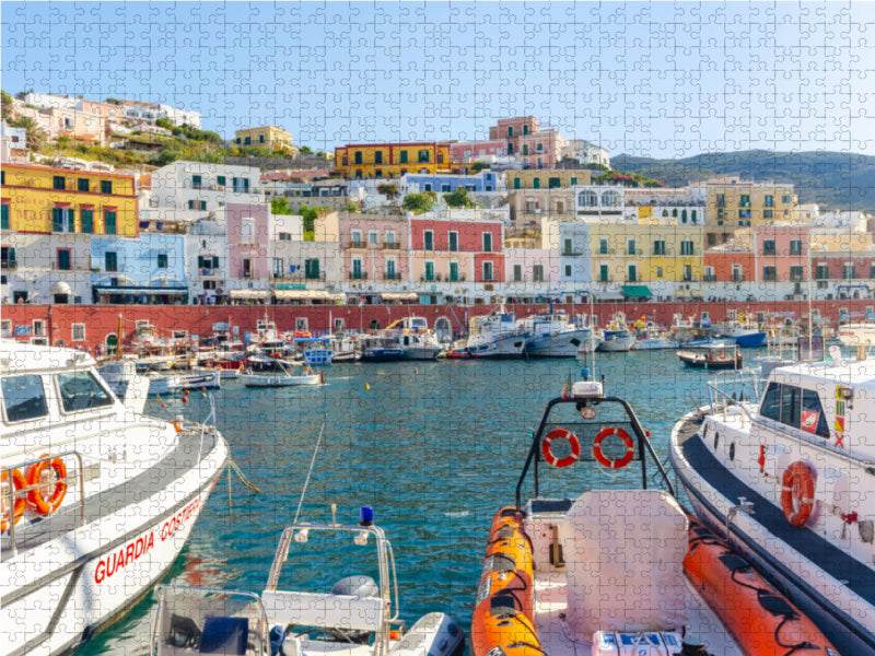 Der kleine Fischereihafen der Insel Ponza in Latium, Italien. 2000 Teile Puzzle quer - CALVENDO Foto-Puzzle'