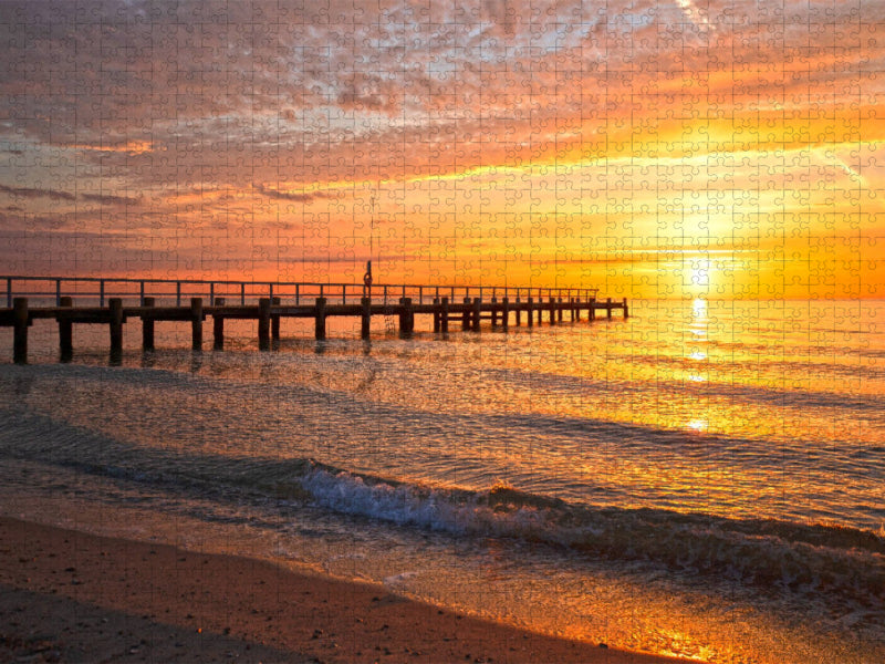 Sonnenaufgang in Travemünde - CALVENDO Foto-Puzzle'