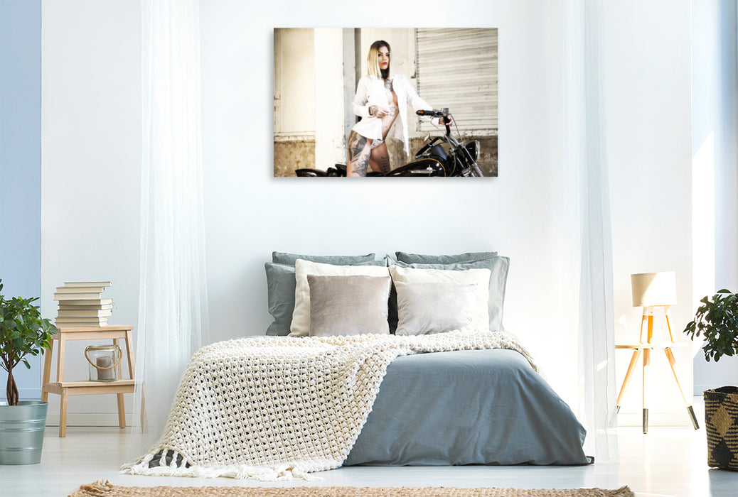 Premium Textil-Leinwand Premium Textil-Leinwand 120 cm x 80 cm quer Sara in White mit einer Shovelhead 1200 Bj.74