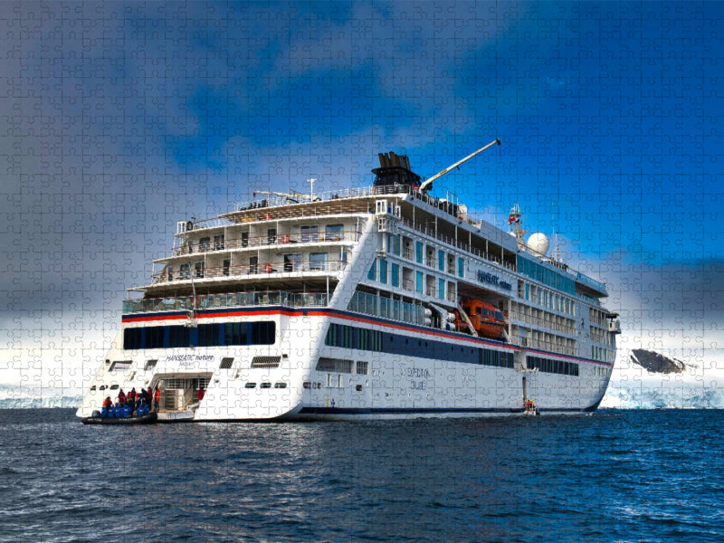 Die HANSEATIC nature verfügt über eine einzigartige, antarktistaugliche Marina. - CALVENDO Foto-Puzzle'