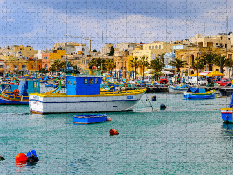 Traditionelle Fischerboote im Hafen von Marsaxlokk 2000 Teile Puzzle quer - CALVENDO Foto-Puzzle'