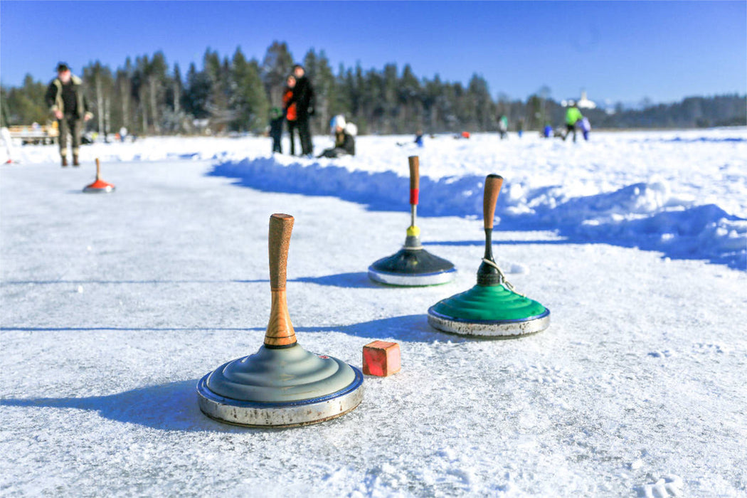Premium Textil-Leinwand Eisstockschießen auf dem Kirchsee