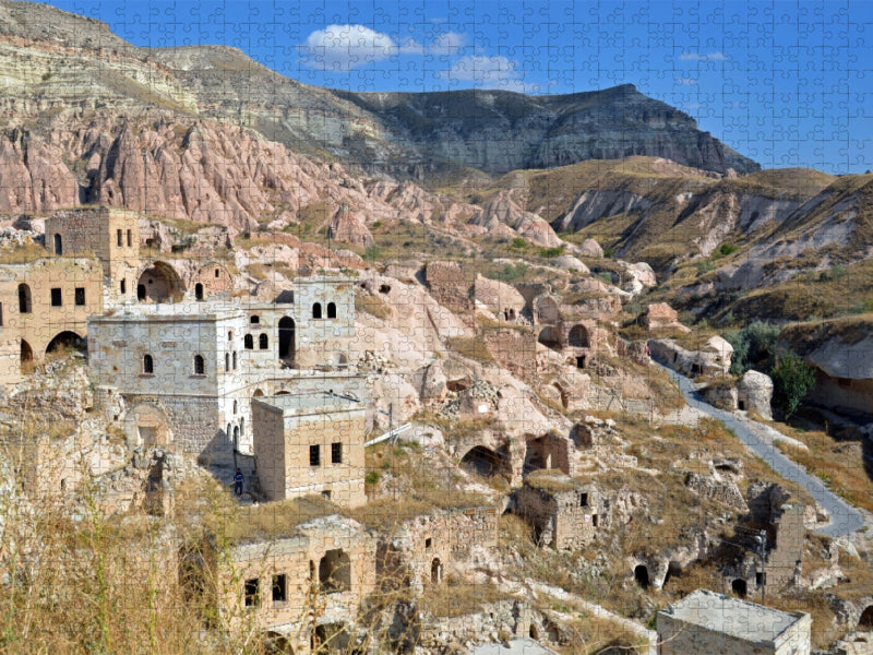 Blick über das malerische Dorf Cavusin in Kappadokien - CALVENDO Foto-Puzzle'