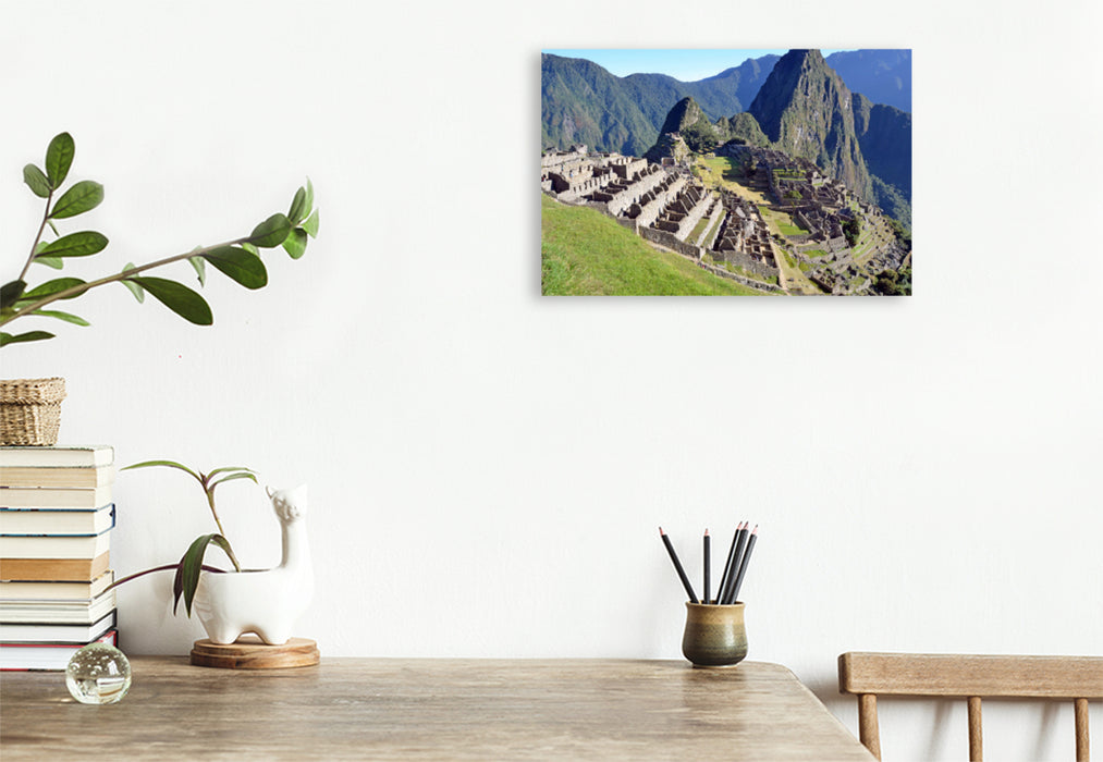 Premium Textil-Leinwand Premium Textil-Leinwand 120 cm x 80 cm quer Perus berühmteste Sehenswürdigkeit Machu Picchu (2430 m) mit dem Huayna Picchu (2720 m)