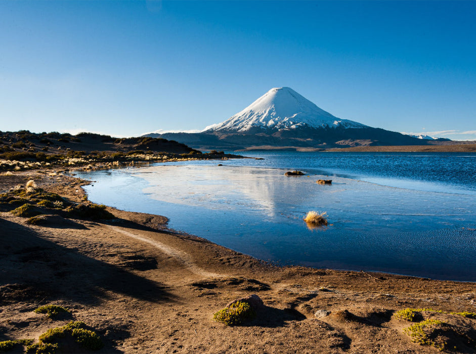 Vulkan Parinacota und Chungara See, Chile 2000 Teile Puzzle quer - CALVENDO Foto-Puzzle'