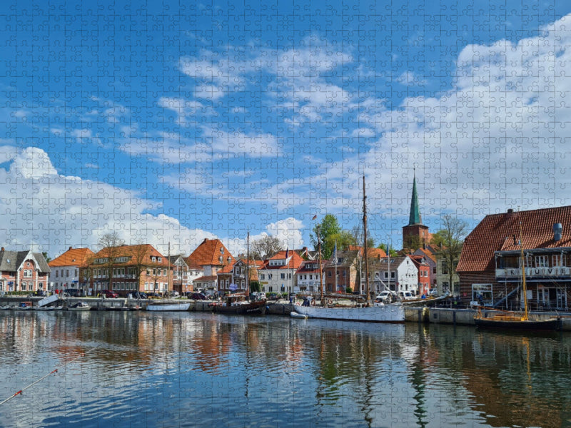 Hafen Neustadt in Schleswig Holstein mit Spiegelung der Gebäude - CALVENDO Foto-Puzzle'