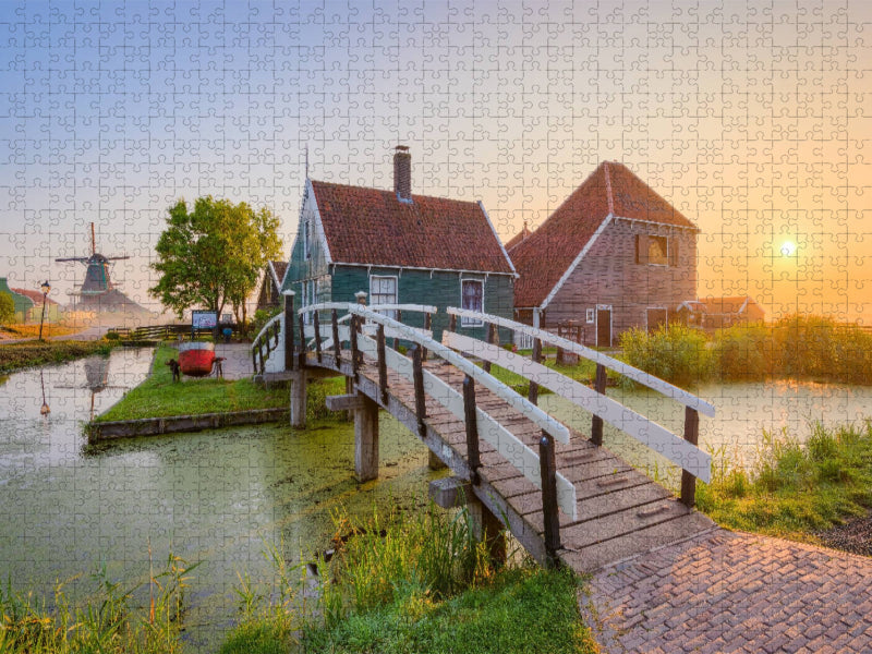 Sonnenaufgang in Zaanse Schans in Holland - CALVENDO Foto-Puzzle'