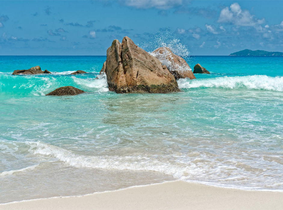 Heftige Brandung lässt die Granifelsen am Sandstrand kalt - CALVENDO Foto-Puzzle'