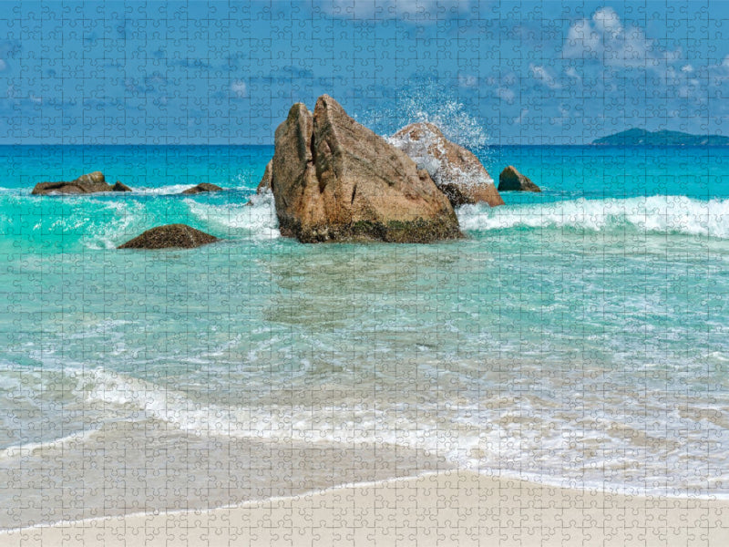 Heftige Brandung lässt die Granifelsen am Sandstrand kalt - CALVENDO Foto-Puzzle'