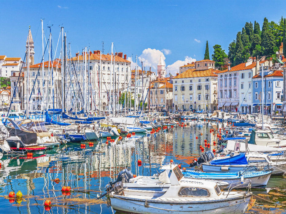 Yachthafen von Piran mit Blick auf die malerische Altstadt mit dem Kirchturm von St. Georg in Slowenien - CALVENDO Foto-Puzzle'