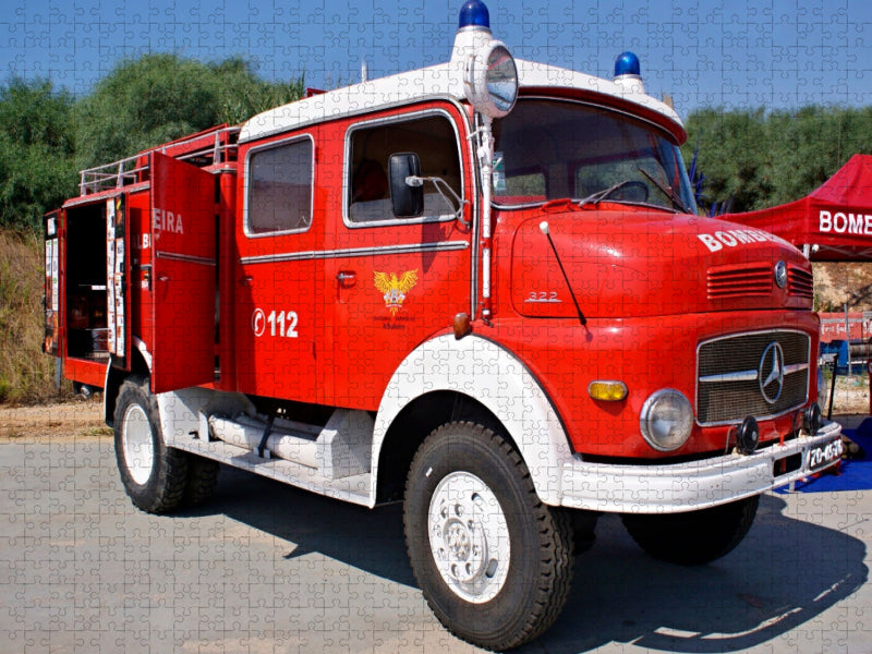 Vintage Mercedes Feuerwehrwagen - CALVENDO Foto-Puzzle'