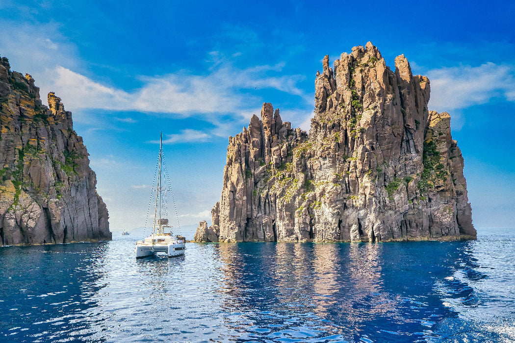 Premium Textil-Leinwand Der 79 Meter hohe Fels Scoglio Spinazzola mit der Insel Basiluzzo nordöstlich von Panarea