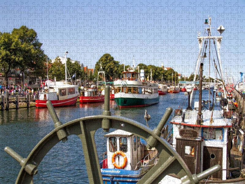 Fischkutter und Fahrgastschiffe am Warnemünder Alten Strom - CALVENDO Foto-Puzzle'