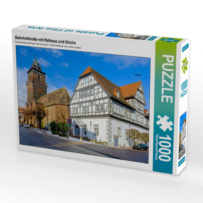 Bahnhofstraße mit Rathaus und Kirche - CALVENDO Foto-Puzzle'