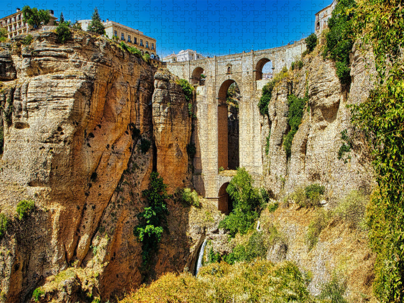 In einer Höhe von rund 120 Metern überspannt die Steinbrücke Puente Nuevo die Schlucht El Tajo, in die sich Rondas Fluss Guadalevín reingegraben hat. - CALVENDO Foto-Puzzle'