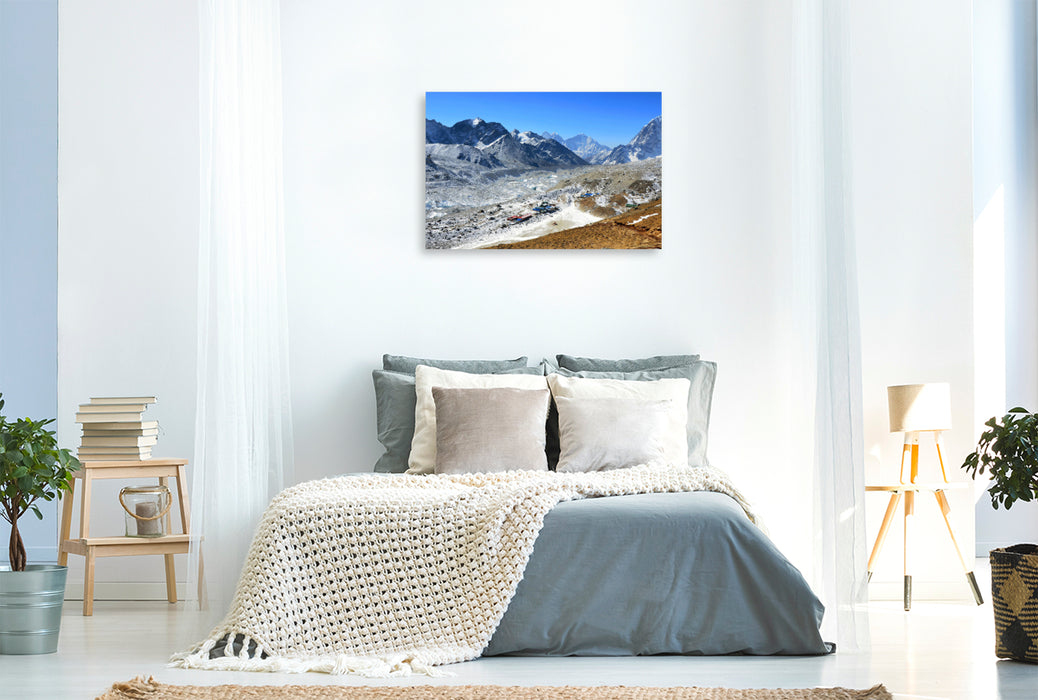 Premium Textil-Leinwand Der letzte Ort vor dem Everest Base Camp, Gorak Shep (5140 m), beim Abstieg vom Aussichtsgipfel Kala Pattar