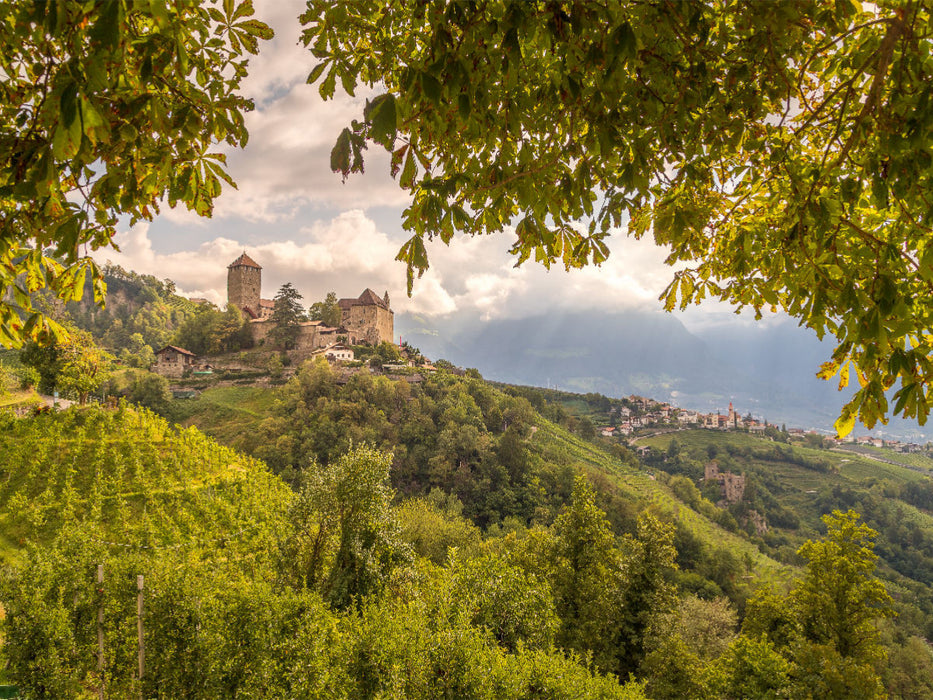 Schloss Tirol bei Meran in zauberhaftem Licht - CALVENDO Foto-Puzzle'