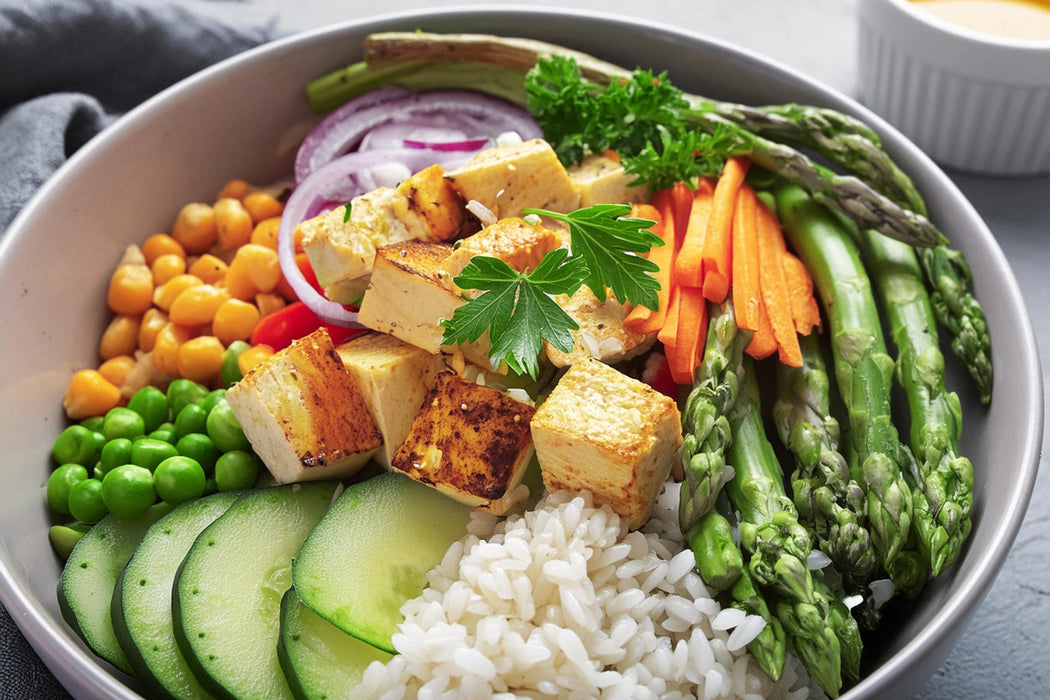 Premium Textil-Leinwand Vegane Bowl mit grünem Spargel, Tofu, Karotten, Gurken, Reis, Toppings, Dressing,