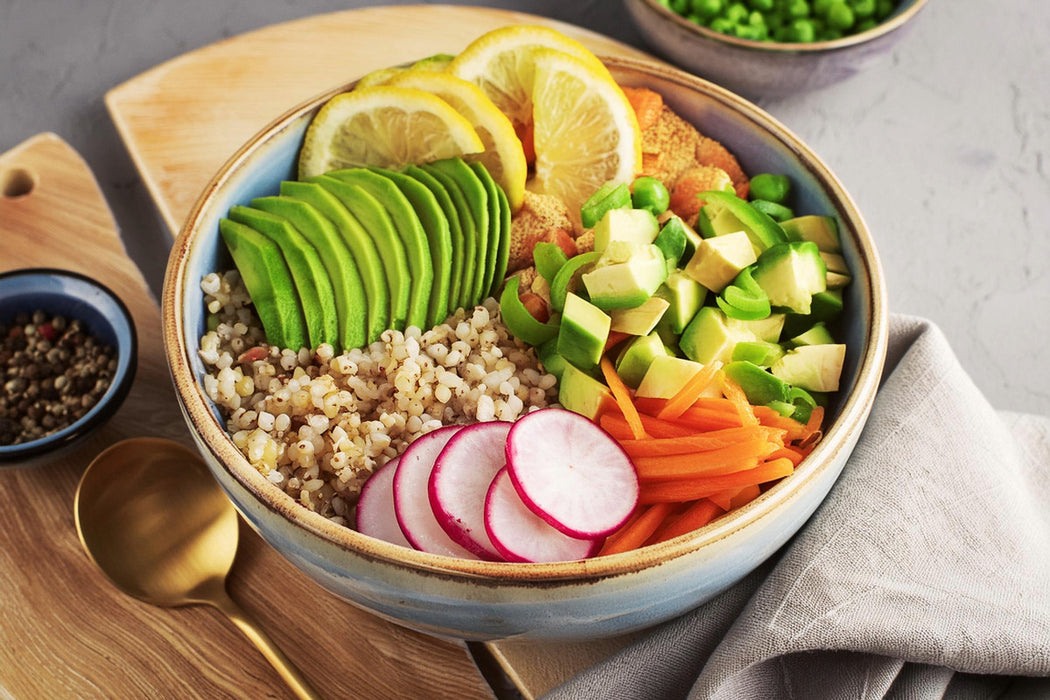 Premium Textil-Leinwand Vegane Bowl mit braunem Reis, Karotten, Radieschen, Tofu, Zitrone, Gurken, Soja Sauce