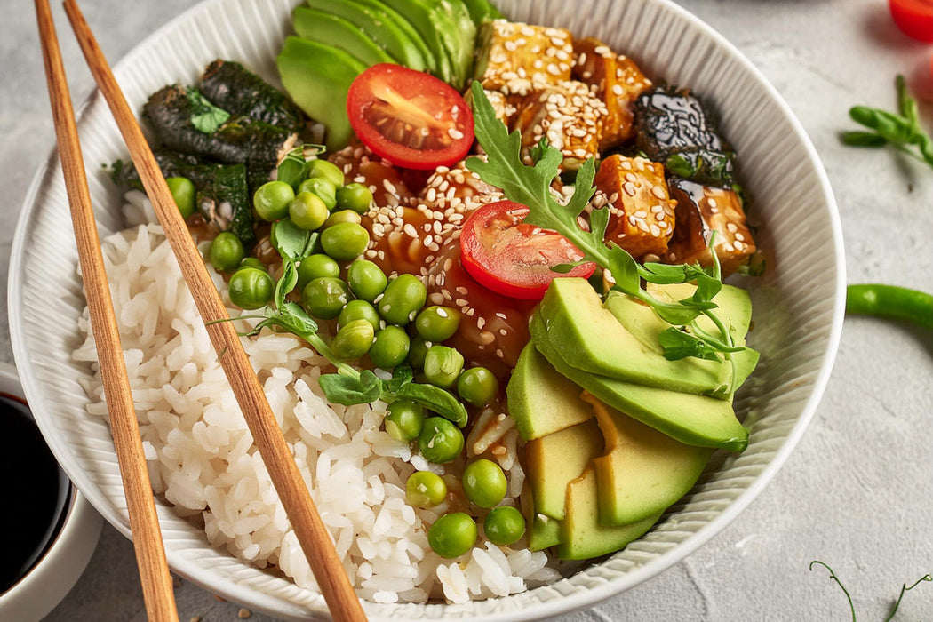 Premium Textil-Leinwand Vegane Bowl mit Erbsen, Poke Reis, Tomaten, Algen und Avocado, Tofu, Basilikum, Toppings und Dressing