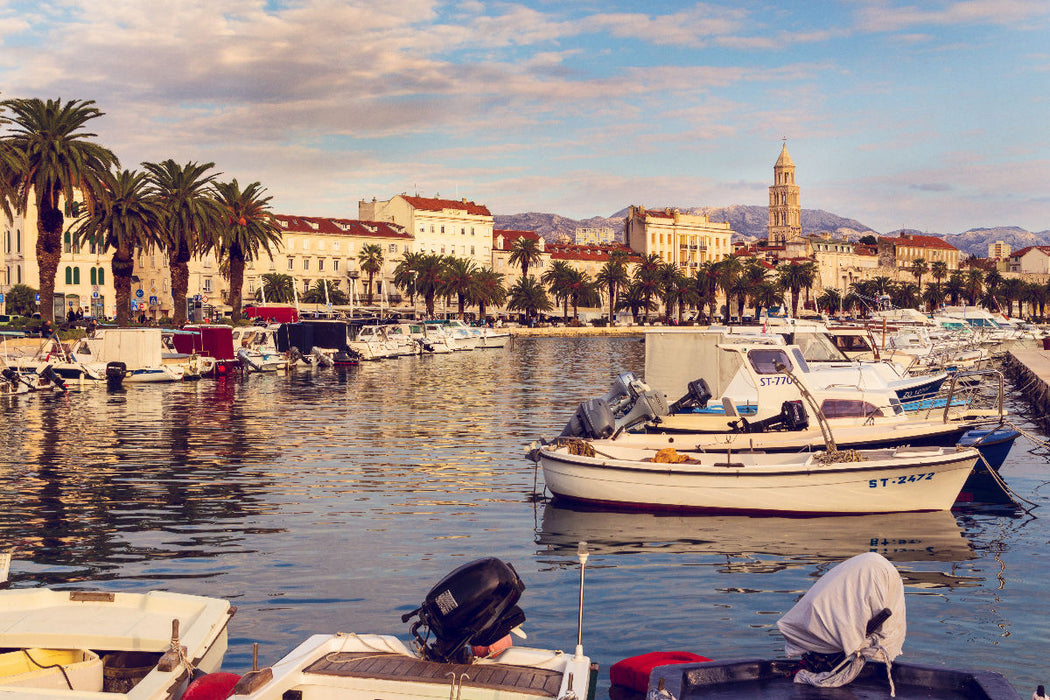 Premium Textil-Leinwand Malerischer kleiner Bootshafen von Split mit Blick auf die Stadt