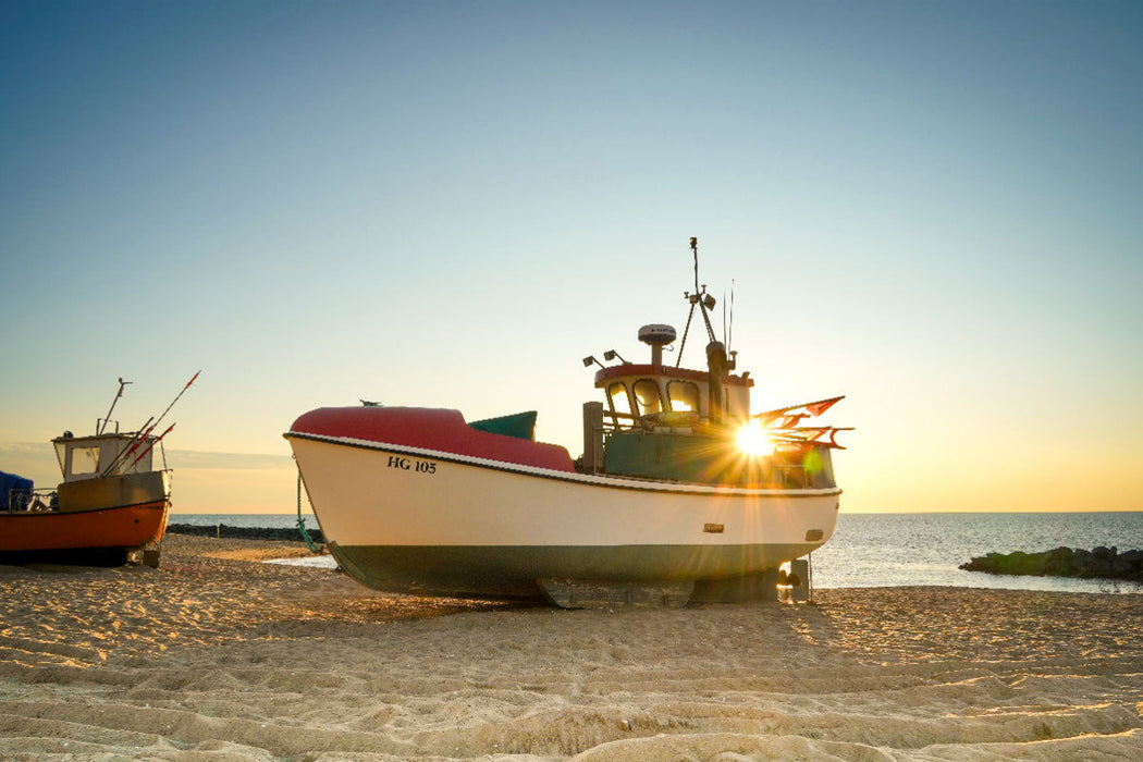 Premium Textil-Leinwand Fischerboot am Strand von Lønstrup