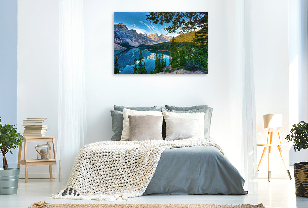 Premium Textil-Leinwand Das beeindruckende Panorama über den Moraine Lake zeigt die ganze Schönheit der kanadischen Rocky Mountains.