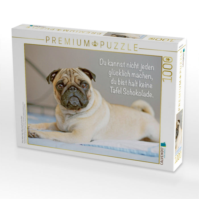 Mops Welpe liegt völlig relaxed auf dem Bett - CALVENDO Foto-Puzzle'