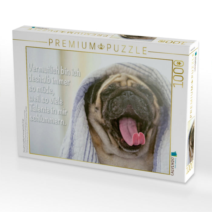 Mops gähnt ausgiebig mit herausgestreckter Zunge - CALVENDO Foto-Puzzle'