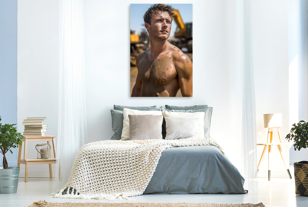 Premium Textil-Leinwand Attraktiver Bauarbeiter auf der Baustelle – Wandbild