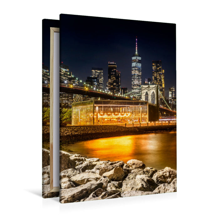 Premium Textil-Leinwand Magische Manhattan Impression mit der Brooklyn Bridge am Pebble Beach