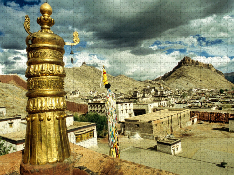 Blick vom Pelkor Chöde Kloster in Gyantse zum Sangzhu Zizong Castle - CALVENDO Foto-Puzzle'