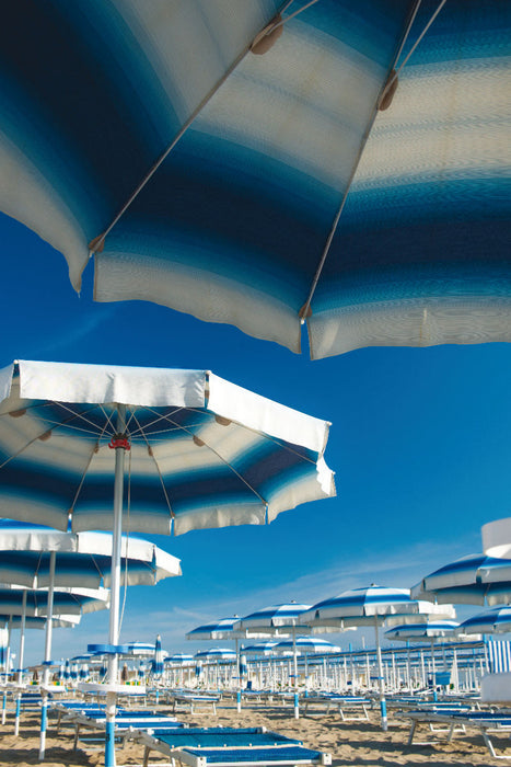 Premium Textil-Leinwand Rimini Sonnenschirme und Liegen am Strand