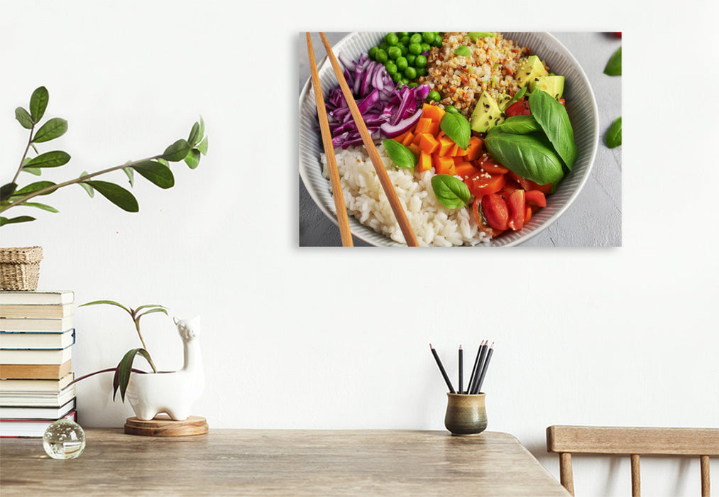 Premium Textil-Leinwand Vegane Bowl mit Reis, Rotkohl, Karotten, Tomaten, Erbsen, Basilikum