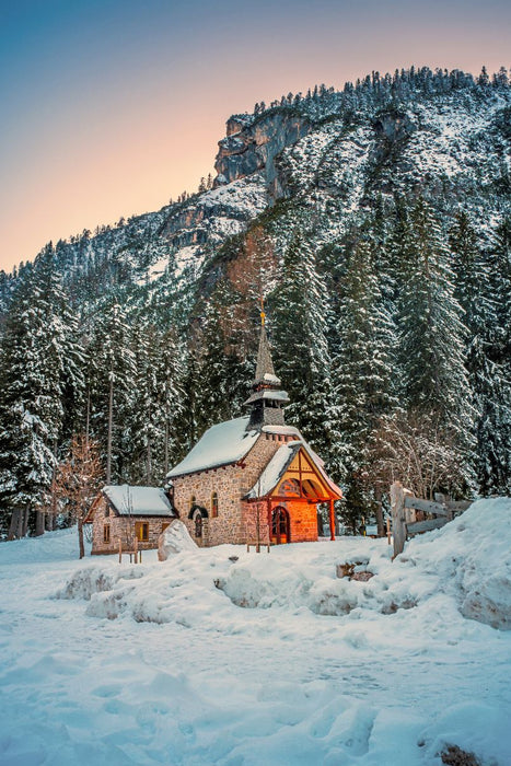 Premium Textil-Leinwand Kapelle Pragser Wildsee