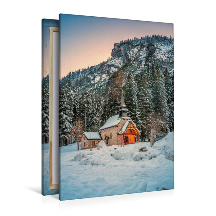 Premium Textil-Leinwand Kapelle Pragser Wildsee